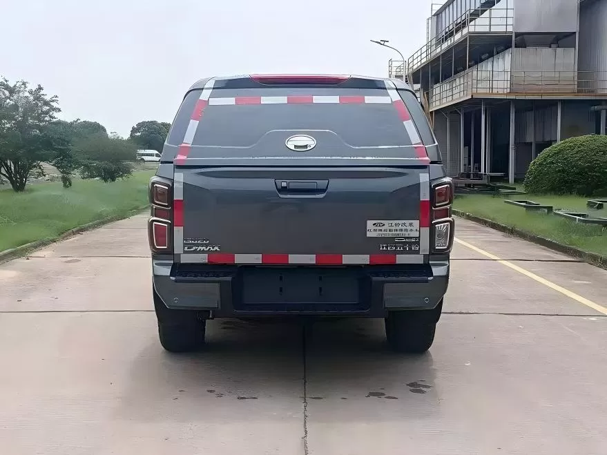 Captador Isuzu D-MAX modificado com dossel impermeável removível para armazenamento seguro de carga