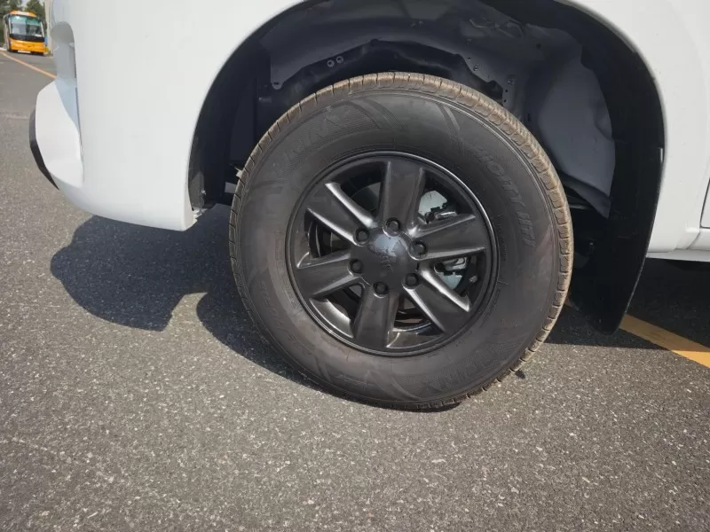 Isuzu RE-MAX Manual Diesel Pickup com tampa de carga removível